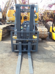 Chariot élévateur Komatsu FD30T d'occasion du Japon, 3 tonnes, diesel, performances robustes, utilisé en entrepôt - Product Image 3