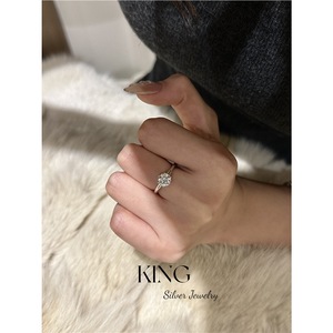 แหวนเพทายทรงกลมสำหรับผู้หญิง 1 กะรัต สไตล์เรขาคณิต เครื่องประดับหมั้น โทนสีเงิน ดีไซน์คลาสสิกแบบหกหนามเตย - Product Image 3