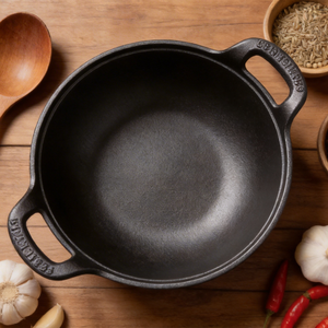 Wok en fonte <span class=keywords><strong>de</strong></span> haute qualité <span class=keywords><strong>de</strong></span> 32 cm avec couvercle en verre et poignée d'assistance - Poêle antiadhésive pré-assaisonnée pour les repas en famille - Product Image 1