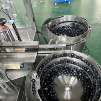 Machine de serrage de capsulage automatique de bouteilles pour les bouchons en plastique