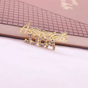 Spilla di Lusso Placcata Oro 18K Jack and Jill of America con Design Traforato Ispirazionale e Strass Incastonati - Product Image 2