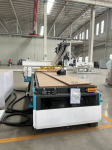 <span class=keywords><strong>Macchina</strong></span> CNC 1328 a 3 Assi per Taglio e Incisione del Legno, <span class=keywords><strong>Macchina</strong></span> per Incisione e Foratura di Porte in Legno Blue Elephant in Vendita - Product Image 3