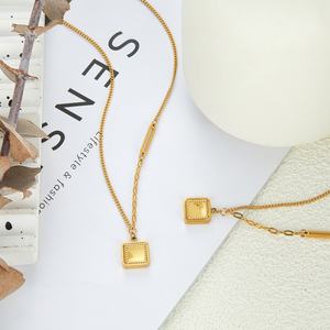 Colliers tendance de style coréen plaqués or 18 carats, bijoux fins carrés, colliers à pendentif en acier inoxydable pour femmes/hommes - Product Image 5