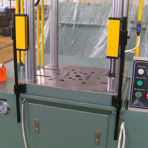 Presse hydraulique automatique Yongheng Y28-75 tonnes à 4 piliers pour le tirage profond de bols en acier inoxydable Y28-75 Chin - Product Image 5