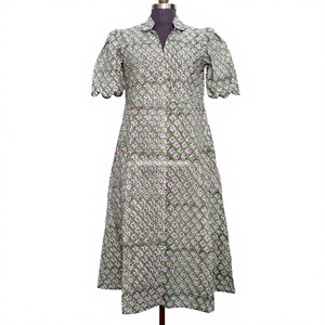 Robe midi pour femme en coton 100% écoresponsable Kangura, coupe trapèze moderne à motif floral délicat, col en V, manches courtes boutonnées - Product Image 3