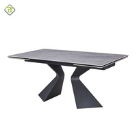 Table de salle à manger au design unique avec pieds en métal noir et plateau en céramique imitation marbre, idéale pour les restaurants modernes
