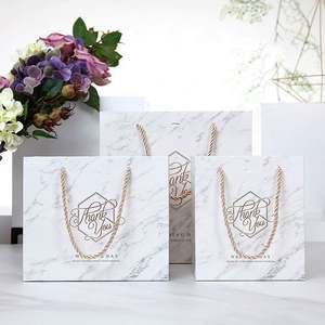 Bolsa de Papel de Mármol de Alta Gama con Logotipo Personalizado para Regalos de Ropa - Product Image 6