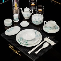Vaisselle d'hôtel haut de gamme en porcelaine osseuse de Jingdezhen, ensemble de bols et d'assiettes à décor sous glaçure, style chinois moderne pour salles privées de club