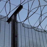 Valla de Seguridad Antiescalada 358 con Certificación CE, Malla de Alambre Galvanizado con Recubrimiento de Polvo Negro, Valla para Prisiones, Aeropuertos y Jardines