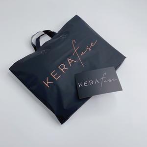 Sacs fourre-tout en plastique noir mat de luxe avec logo personnalisé en or rose - Sacs de shopping de marque avec poignées à boucle - Product Image 1