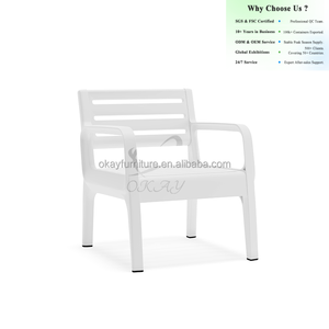 Canapé d'extérieur OKAY en promotion – Fauteuil minimaliste blanc à lattes horizontales, résistant aux intempéries, portable et durable - Product Image 1