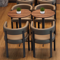 Ensemble de mobilier de bistro en gros, table ronde 2 places, chaises avec accoudoirs en cuir, adapté aux pizzerias, cafés et restaurants