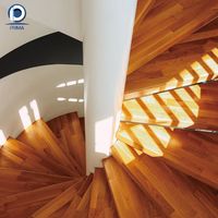Escalier courbé sur mesure de prestige, finition exquise, artisanat complexe, escalier d'époque pour musée et galerie