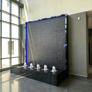 Fuente de Agua Decorativa de Piedra Artificial Negra Contemporánea para Exteriores con Iluminación LED para Jardín o Patio - Product Image 4