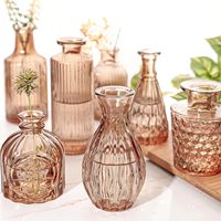 Vases en verre ambré pour centres de table / Vase à fleur unique en verre / Mini vase floral de table vintage sculpté créatif