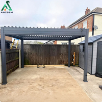 Pergola à lames orientables en aluminium ANCSEM pour le Festival de Septembre, choix manuel ou motorisé, blanc et gris anthracite, pour projets de jardin