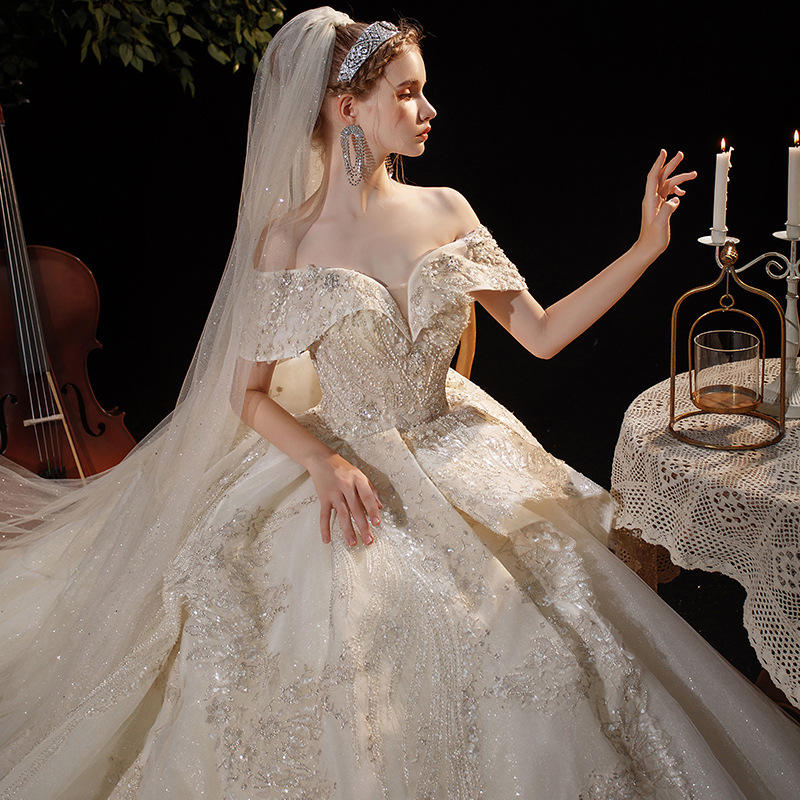 Longueur au sol couleur champagne (comprend un voile modèle de 4m + un jupon)