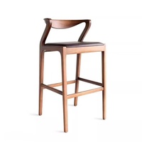 Tabourets de bar français modernes de forme élégante avec des sculptures décoratives, des cadres en bois massif durables et des surfaces en cuir pour un usage commercial