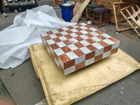 Table basse moderne en marbre Disen avec rangement, design damier rouge et blanc, forme carrée, mobilier de maison