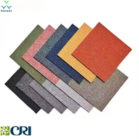 Dalles de moquette d'hôtel carrées de luxe modernes 50x50 en nylon à poils moyens en boucle, lavables, pour usage domestique, commercial et de bureau, avec support en bitume