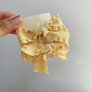 Pinza de pico de pato de tela plisada bonita, pinza de pelo de nudo de mariposa de tela con borde de oreja de madera para las cuatro estaciones - Product Image 5