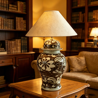 Lampe de table en céramique Chinoiserie marron et blanc à motif floral, base en céramique peinte à la main avec abat-jour en lin pour une décoration intérieure neutre