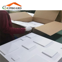 Carrelage de revêtement de papier peint en plastique PVC, panneaux muraux bon marché pour salle de bains 3d avec fleurs, décoration ondulée pour la maison