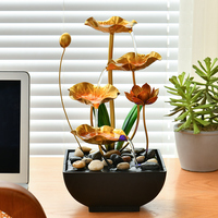 Fontaine de table d'intérieur moderne en résine dorée et métal, éclairée, faite à la main, design feuille de lotus, base carrée, 34 cm, pour bureau