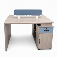 Bureau de travail modulaire compact pour deux personnes avec cloison de séparation bleue et unité de rangement latérale pour petit espace de travail
