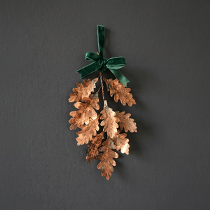 Guirnalda rústica hecha a mano con hojas de roble y lazo de terciopelo verde, adorno navideño sin iluminación, acabado metálico natural. - Product Image 4