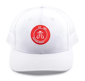 Gorra Trucker de Malla Blanca con Logotipo Bordado en Rojo en el Panel Frontal, Cierre Trasero Ajustable, Unisex, Estilo Casual, Tipo Béisbol - Product Image 1