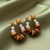 Boucles d'oreilles pendantes bohèmes en pierre naturelle Œil de tigre et perle, avec fermoir à clou, enroulées de fil et ornées de perles
