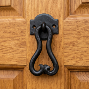 Heurtoir de porte en métal noir vintage avec un design incurvé élégant Look classique pour un attrait d'entrée de maison intemporel - Product Image 1