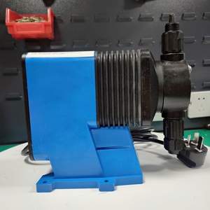 パルスフィーダー小型流量機械式ダイヤフラム定量ポンプ LB04SB-PTC1-XXX 化学薬品注入制御機械加工用 3.8 L/h 7 bar - Product Image 3