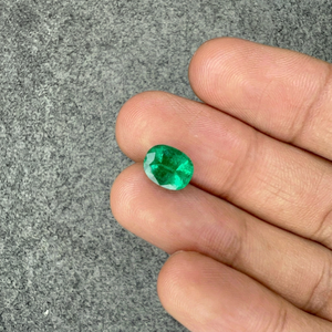 Émeraude naturelle certifiée GIA de 2,11 carats, provenant de la mine de Zambie, de forme coussin, vert vif, pierre précieuse en vrac pour bijoux de luxe sur mesure - Product Image 1