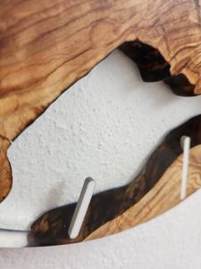 Reloj de Pared Moderno de Resina y Madera, Artesanía en Resina, Duradero, Hecho a Mano, Elegante, Funcional y Estilizado, Ideal para la Sala de Estar - Product Image 2