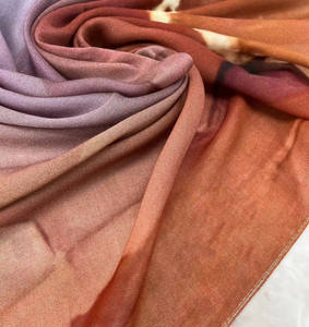 Nuova sciarpa in tessuto stampato digitale in cotone modale per l'autunno - Product Image 6