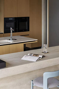 Gabinete de Cocina Moderno Personalizado con Isla de Madera Sólida de Lujo y Mármol, Diseño Sofisticado para Espacios Exclusivos - Product Image 4