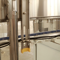Nouvelle petite machine automatique de remplissage et de bouchage de bouteilles PET pour eau pure, entraînée par un moteur/une machine