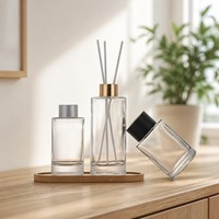 Ensemble de 3 flacons diffuseurs de parfum vides en verre transparent avec plateau en bois et bouchons dorés, argentés et noirs