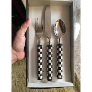 ชุดช้อนส้อมมีดสแตนเลสสุดหรู พร้อมด้ามจับลายตารางหมากรุกสีดำขาว ราคาขายส่ง - Product Image 3