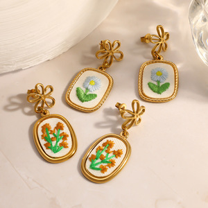 SUMMLY - Pendientes Colgantes <span class=keywords><strong>con</strong></span> Bordado Floral Vintage, Chapados en Oro <span class=keywords><strong>de</strong></span> 18K, Acero Inoxidable Hipoalergénico, Pendientes <span class=keywords><strong>de</strong></span> <span class=keywords><strong>Flores</strong></span>, Joyería <span class=keywords><strong>de</strong></span> <span class=keywords><strong>Moda</strong></span> - Product Image 6