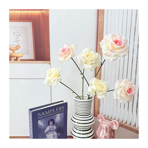 Flores decorativas para el hogar <span class=keywords><strong>de</strong></span> seda hechas a mano <span class=keywords><strong>de</strong></span> alta calidad con 3 <span class=keywords><strong>rosas</strong></span> <span class=keywords><strong>de</strong></span> diamante para bodas, graduaciones <span class=keywords><strong>de</strong></span> San Valentín suaves - Product Image 1