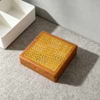 Boîte à chocolat en bois grainé avec couvercle ajouré jaune, doublure en cuir doré, logo personnalisé pour l'emballage cadeau de chocolats et dattes du Ramadan