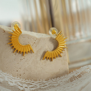 ต่างหูทรงเรขาคณิตซันเบิร์สต์ 18K ชุบทองไทเทเนียมเหล็กเครื่องประดับแฟชั่นปาร์ตี้ EH72 - Product Image 2