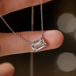 Collana in Oro Bianco con Diamante Taglio Smeraldo Naturale Colore D Certificato GIA Minimalista per Uso Quotidiano Femminile - Product Image 1