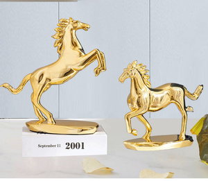 Vente en gros de figurine de <span class=keywords><strong>cheval</strong></span> en résine galvanisée finition métallisée-Sculpture de décoration de table de salon et de bureau moderne et tendance - Product Image 3