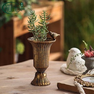 Vase en métal de style campagnard français avec poignée, pot à fleurs décoratif en or antique pour la décoration de bureau et de la maison - Product Image 2