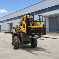 Chargeuse-pelleteuse, chargeuse frontale, chargeuse 4x4, machine d'excavation pour travaux de construction, travaux routiers, creusement de fossés, chargement, chantier