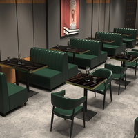 Solution complète de mobilier de restaurant sur mesure pour usage commercial : banquette double face et ensemble de canapés en cuir